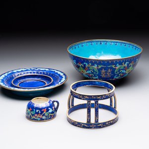 A Chinese Beijing enamel 'double happiness 囍' warming bowl set, Qianlong/Jiaqing — 照片 1