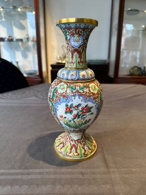A Chinese Beijing enamel vase with floral design, 19/20th C. — foto 1