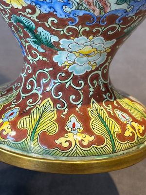 A Chinese Beijing enamel vase with floral design, 19/20th C. — foto 11