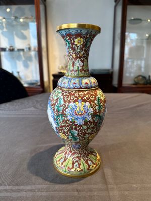 A Chinese Beijing enamel vase with floral design, 19/20th C. — foto 2