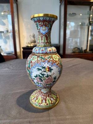 A Chinese Beijing enamel vase with floral design, 19/20th C. — foto 3
