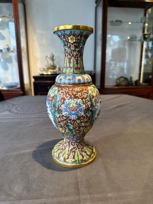A Chinese Beijing enamel vase with floral design, 19/20th C. — foto 4