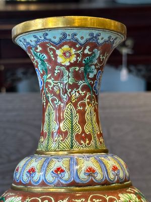 A Chinese Beijing enamel vase with floral design, 19/20th C. — foto 6