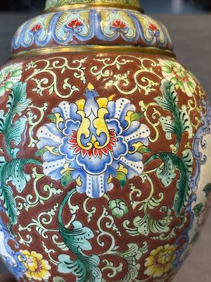 A Chinese Beijing enamel vase with floral design, 19/20th C. — foto 7