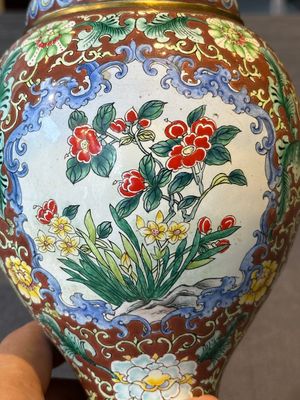 A Chinese Beijing enamel vase with floral design, 19/20th C. — foto 8