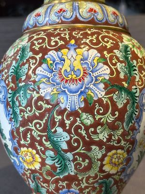 A Chinese Beijing enamel vase with floral design, 19/20th C. — foto 9