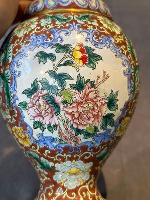 A Chinese Beijing enamel vase with floral design, 19/20th C. — foto 10