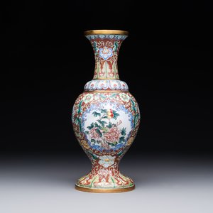 A Chinese Beijing enamel vase with floral design, 19/20th C. — foto 1