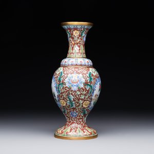 A Chinese Beijing enamel vase with floral design, 19/20th C. — foto 2