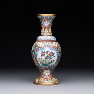 A Chinese Beijing enamel vase with floral design, 19/20th C. — foto 3