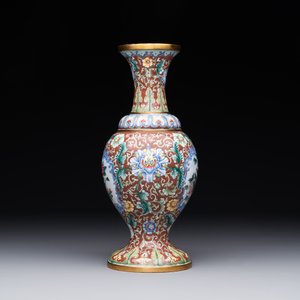 A Chinese Beijing enamel vase with floral design, 19/20th C. — foto 4