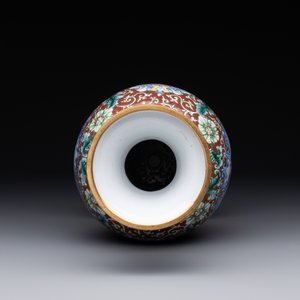 A Chinese Beijing enamel vase with floral design, 19/20th C. — foto 5