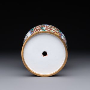 A Chinese Beijing enamel vase with floral design, 19/20th C. — foto 6