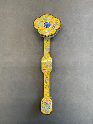 A Chinese Beijing enamel yellow-ground 'Bajixiang' ruyi sceptre, Qianlong mark, 19/20th C. — 照片 1