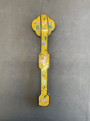 A Chinese Beijing enamel yellow-ground 'Bajixiang' ruyi sceptre, Qianlong mark, 19/20th C. — 照片 2