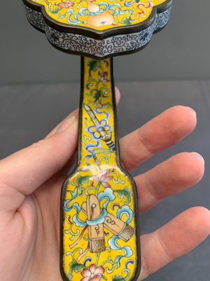 A Chinese Beijing enamel yellow-ground 'Bajixiang' ruyi sceptre, Qianlong mark, 19/20th C. — 照片 3