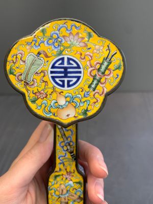 A Chinese Beijing enamel yellow-ground 'Bajixiang' ruyi sceptre, Qianlong mark, 19/20th C. — 照片 4