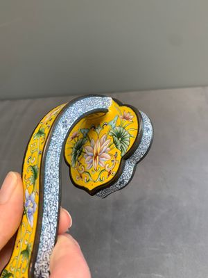 A Chinese Beijing enamel yellow-ground 'Bajixiang' ruyi sceptre, Qianlong mark, 19/20th C. — 照片 5