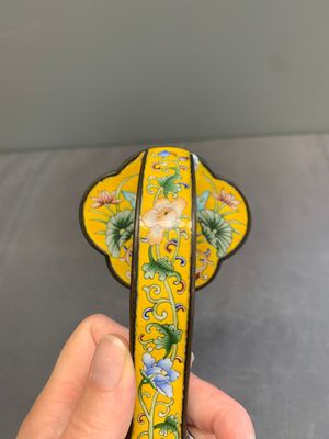 A Chinese Beijing enamel yellow-ground 'Bajixiang' ruyi sceptre, Qianlong mark, 19/20th C. — 照片 6