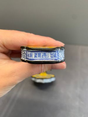 A Chinese Beijing enamel yellow-ground 'Bajixiang' ruyi sceptre, Qianlong mark, 19/20th C. — 照片 7