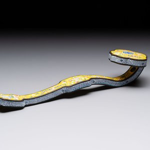 A Chinese Beijing enamel yellow-ground 'Bajixiang' ruyi sceptre, Qianlong mark, 19/20th C. — 照片 1