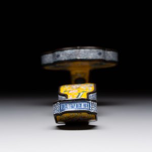 A Chinese Beijing enamel yellow-ground 'Bajixiang' ruyi sceptre, Qianlong mark, 19/20th C. — 照片 11