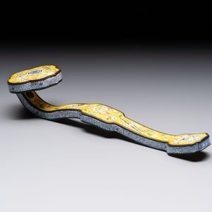 A Chinese Beijing enamel yellow-ground 'Bajixiang' ruyi sceptre, Qianlong mark, 19/20th C. — 照片 2