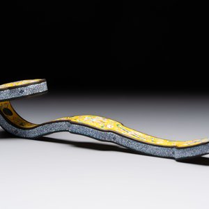 A Chinese Beijing enamel yellow-ground 'Bajixiang' ruyi sceptre, Qianlong mark, 19/20th C. — 照片 3