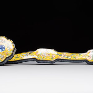 A Chinese Beijing enamel yellow-ground 'Bajixiang' ruyi sceptre, Qianlong mark, 19/20th C. — 照片 6