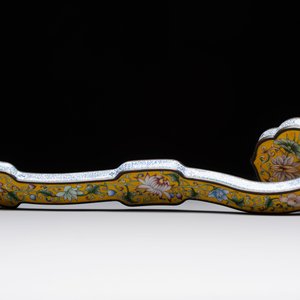 A Chinese Beijing enamel yellow-ground 'Bajixiang' ruyi sceptre, Qianlong mark, 19/20th C. — 照片 7