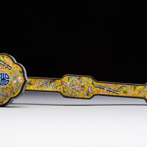 A Chinese Beijing enamel yellow-ground 'Bajixiang' ruyi sceptre, Qianlong mark, 19/20th C. — 照片 8