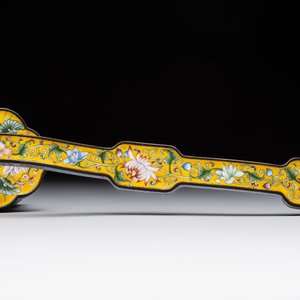 A Chinese Beijing enamel yellow-ground 'Bajixiang' ruyi sceptre, Qianlong mark, 19/20th C. — 照片 9