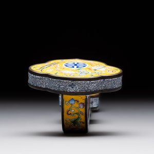 A Chinese Beijing enamel yellow-ground 'Bajixiang' ruyi sceptre, Qianlong mark, 19/20th C. — 照片 10