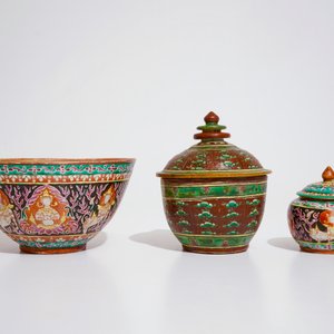 A Chinese Bencharong bowl, a bowl with cover and a covered jar for the Thai market, 19th C. — 照片 3