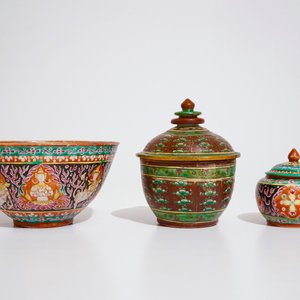 A Chinese Bencharong bowl, a bowl with cover and a covered jar for the Thai market, 19th C. — 照片 4