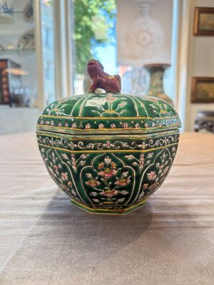 A Chinese Bencharong bowl and cover for the Thai market, 19th C. — photo 1