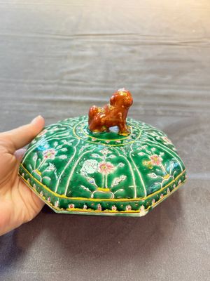 A Chinese Bencharong bowl and cover for the Thai market, 19th C. — photo 11