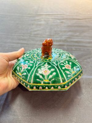 A Chinese Bencharong bowl and cover for the Thai market, 19th C. — photo 12