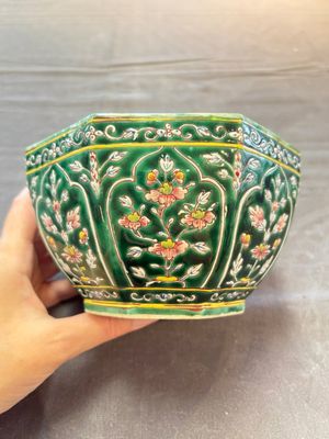 A Chinese Bencharong bowl and cover for the Thai market, 19th C. — photo 2