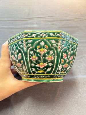 A Chinese Bencharong bowl and cover for the Thai market, 19th C. — photo 3