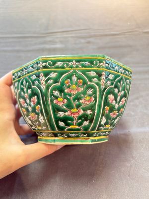 A Chinese Bencharong bowl and cover for the Thai market, 19th C. — photo 4