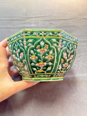 A Chinese Bencharong bowl and cover for the Thai market, 19th C. — photo 5