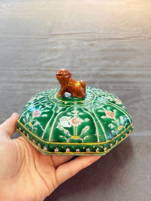 A Chinese Bencharong bowl and cover for the Thai market, 19th C. — photo 9