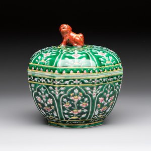 A Chinese Bencharong bowl and cover for the Thai market, 19th C. — photo 1