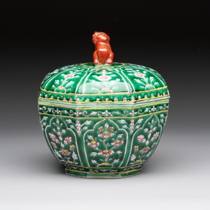 A Chinese Bencharong bowl and cover for the Thai market, 19th C. — photo 2