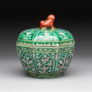 A Chinese Bencharong bowl and cover for the Thai market, 19th C. — photo 3