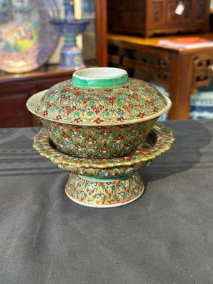 A Chinese Bencharong bowl, covered bowl and tazza for the Thai market, 19th C. — 照片 11