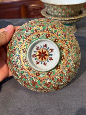A Chinese Bencharong bowl, covered bowl and tazza for the Thai market, 19th C. — 照片 12