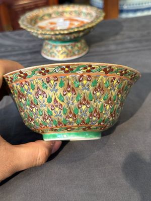A Chinese Bencharong bowl, covered bowl and tazza for the Thai market, 19th C. — 照片 15