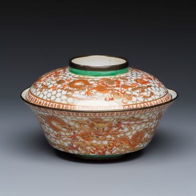 A Chinese Bencharong 'Dragons' bowl and cover for the Thai market, 19th C.